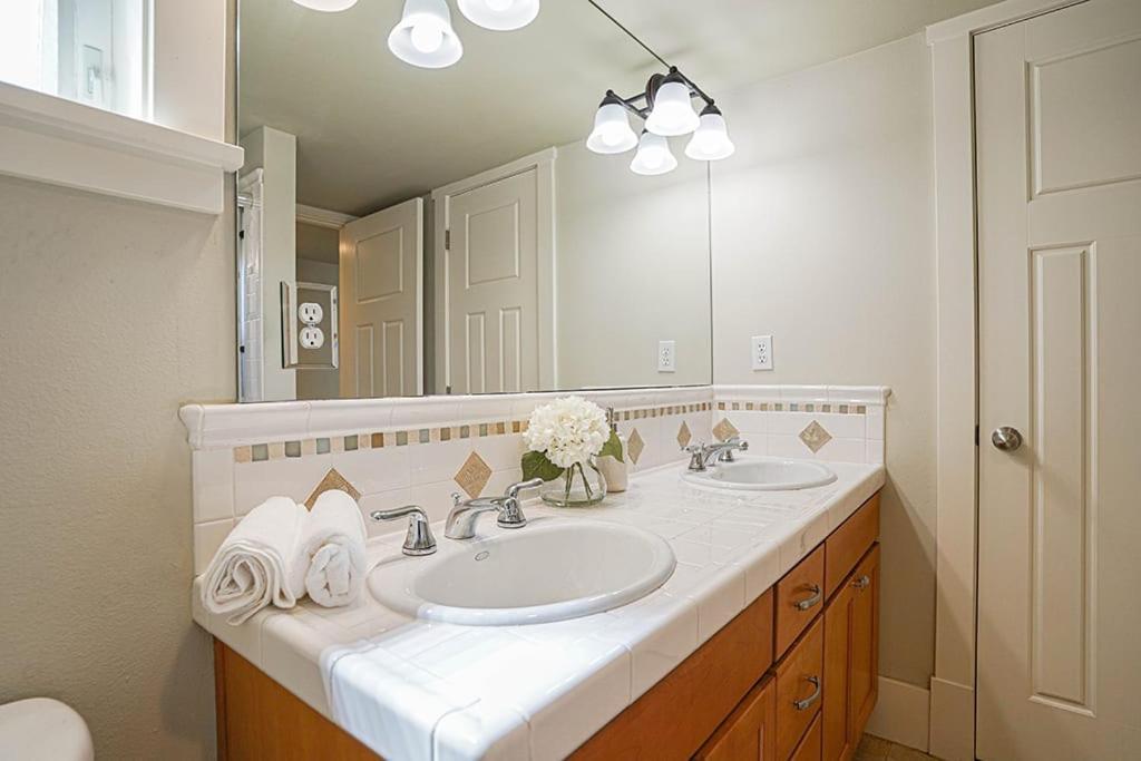 Exquisite Central Townhome With Spacious Loft And Gourmet Kitchen Seattle Ngoại thất bức ảnh
